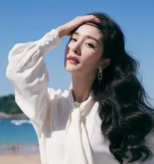  杨幂片场皱眉看手机心情不佳,还甩助理脸色