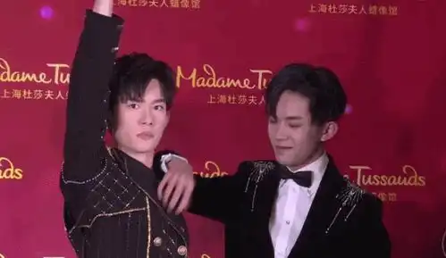 tfboys蜡像揭幕,他们表情都不太对千玺努力憋笑,王源有些害怕