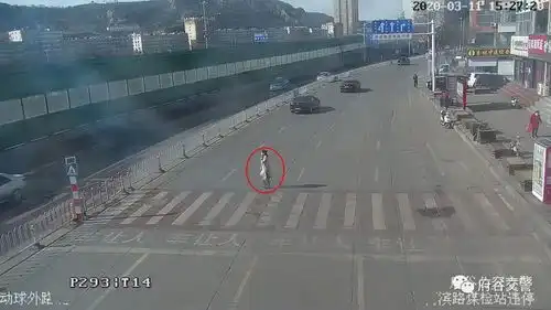  违法曝光府谷县斑马线前的违法行为又曝光了危险