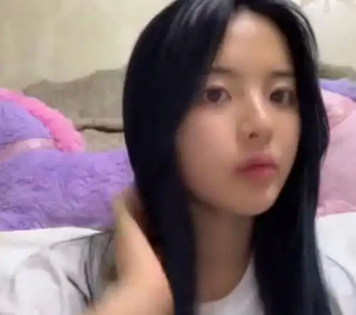  表情杨超越深夜开吃播秀素颜,颜值抢镜意外变表情包,网友有意思了表情