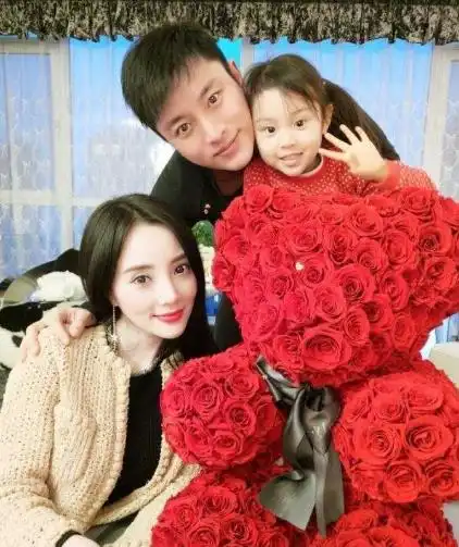  贾乃亮女儿近照曝光,小甜馨憔悴了不少,面无表情让人太心疼