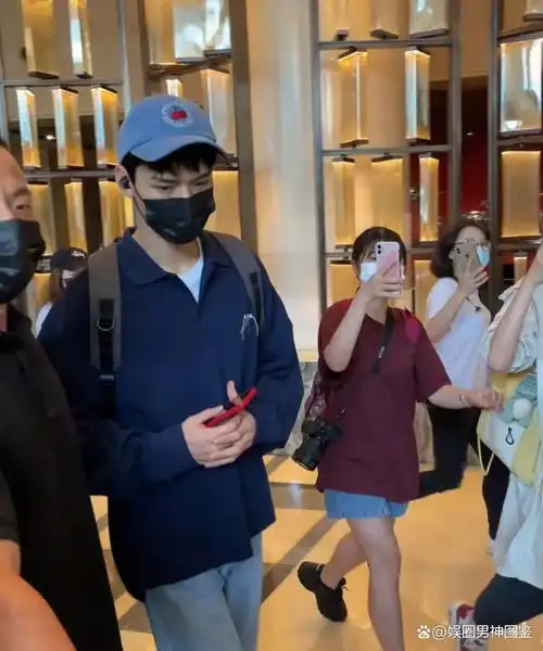  龚俊早年活动照流出,没注意看他的大长腿,却被他表情吸了睛