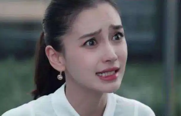  同样是愤怒的戏杨颖靠瞪眼,热巴靠咬牙,而她一个眼神就够了