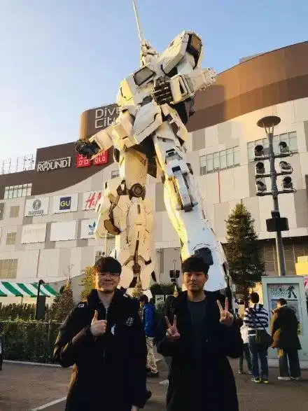  李哥与bang欢乐游玩日本再献点赞表情包