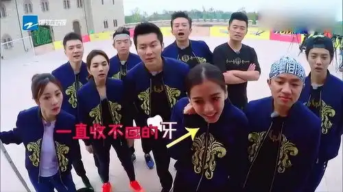 奔跑吧邓超柳岩怕被足球踢到身体,竟被吓出表情包,这是外星生物吗