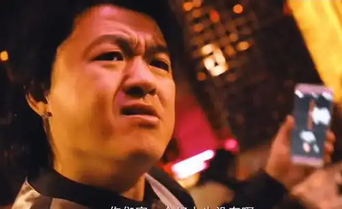  全程瞪眼表情狰狞,打黑包贝尔把演技炸裂玩出了新花样