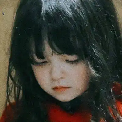  这个表情包里的小女孩是谁呀呀