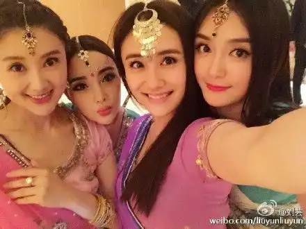  甘薇晒聚会照泰迪姐妹团温馨瞬间汇总组图