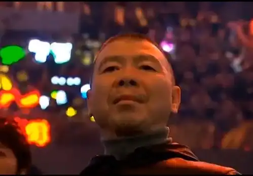  微博之夜中周星驰一上台,全场明星都沸腾了,只有他表情最奇怪