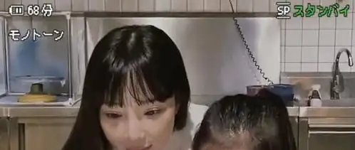  李小璐晒视频把甜馨亲成表情包,母女同款发型穿搭,像俄罗斯套娃
