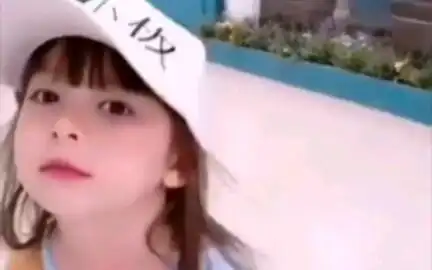  哈哈,骗生女儿系列,太可爱了小女孩为了棒棒糖硬是憋出了笑容