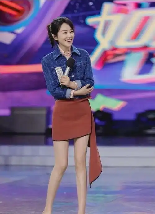  闫妮不仅腿长,和女儿的照片简直是孪生姐妹哪里有49岁的样子