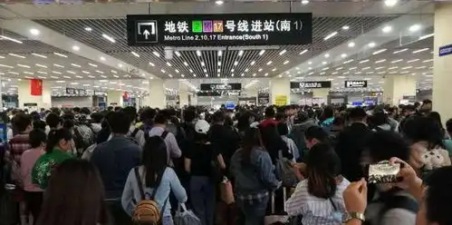  上海疫情出现拐点大批人员离开,加价500还需靠抢票,进站需2小时