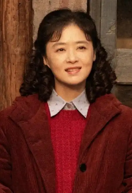  宋佳夺白玉兰视后的瞬间,女演员间的微表情展现出一张人情网