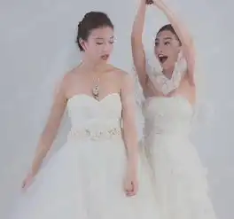  baby倪妮身穿低胸婚纱抢捧花表情夸张出彩