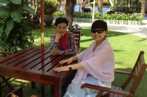  国家一级演员殷秀梅近照,结婚当天就要离婚,二婚被老外宠成公主