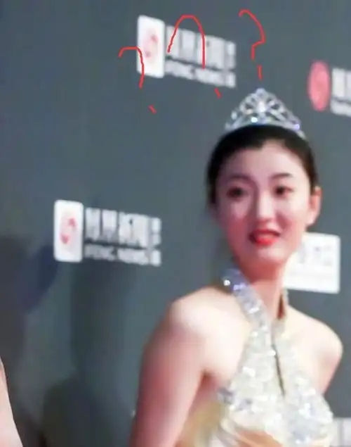  陈志朋穿内裤披塑料膜走红毯,旁边礼仪小姐的表情亮了