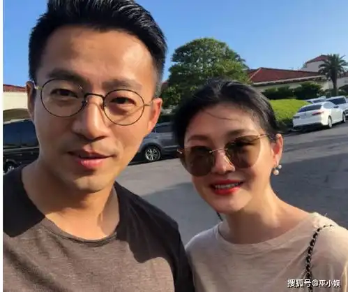  大s离婚后与闺蜜聚会搂着小p老师头靠头,脸色憔悴表情高冷