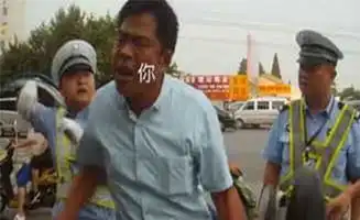  违章男子成表情包影帝附身上下都是戏2