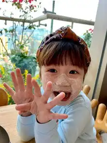  陈浩民老婆带女儿bella敷面膜小公主嘟嘴卖萌太可爱