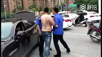  壮汉司机脱衣露纹身恐吓执法人员,民警到现场后他上演秒怂表情秀网易订阅