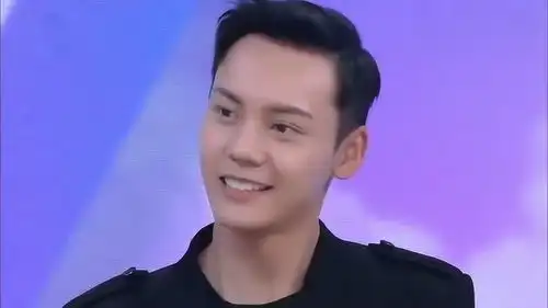  陈伟霆被问谁是你的理想型,他偷看赵丽颖,表情太甜了