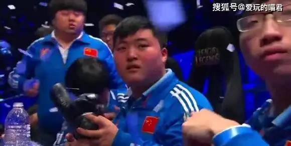  贴吧盘点选手s赛被淘汰时表情uzi厂长打了好多年,faker抱头痛哭