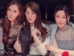  郭富城娇妻方媛怀孕6个月,与网红姐妹聚会自拍,网友哪个是她