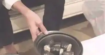 王大陆图片表情包抠脚