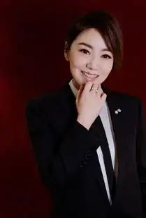  闫妮美得真高调身穿一袭抹胸长裙端庄大气