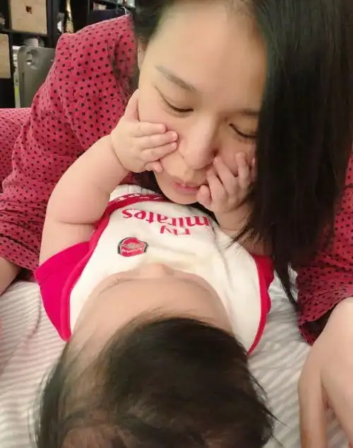  胡杏儿发博求网友支招,十个月大儿子收到钻戒,纠结到底要留给谁