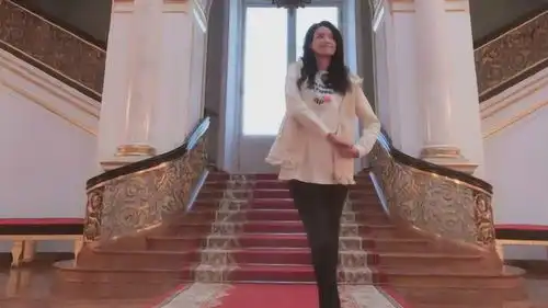  舒淇踮脚做行礼动作,俏皮抿嘴表情灵动可爱大长腿十分抢镜