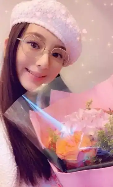  郭富城娇妻方媛挺着孕肚参加姐妹聚会,全是网红脸引网友吐槽