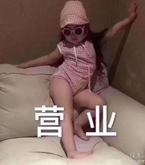  张歆艺儿子天赋好强,纯母乳喂养小肉腿抢眼,1岁就和大爷打太极