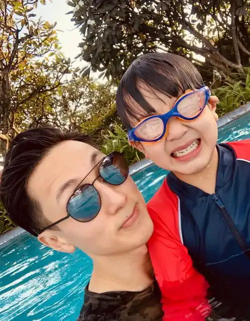  吴尊女儿比赛失败却坚强不哭,穿舞蹈服秀一字马,才9岁腿可真长