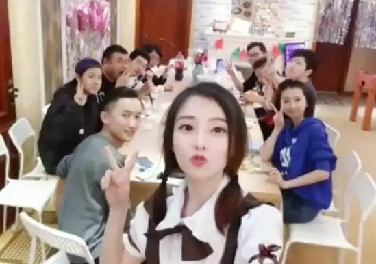  主播水友聚会冯提莫请到家里,德云色包饭店,她却包下整栋别墅