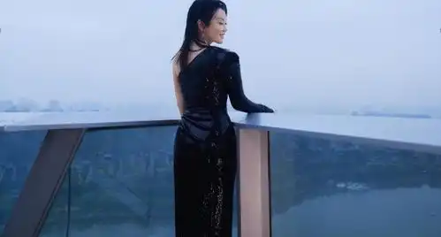  闫妮年近五十却被称为女神,百变造型美艳动人,造型潮酷十足