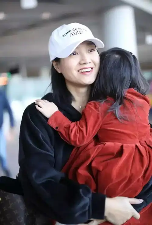  朱丹终于挣脱妈妈角色束缚首次化妆带娃走机场,配微喇裤潮爆了
