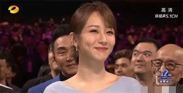  迪丽热巴包揽金鹰节3大奖却被质疑有黑幕,王刚闫妮表情耐人寻味