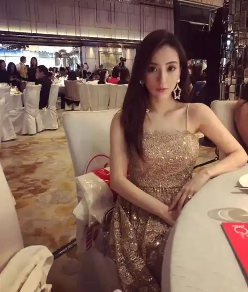  方媛挑战爬山,却因摆拍被指作秀,疑在为了经济独立强立人设