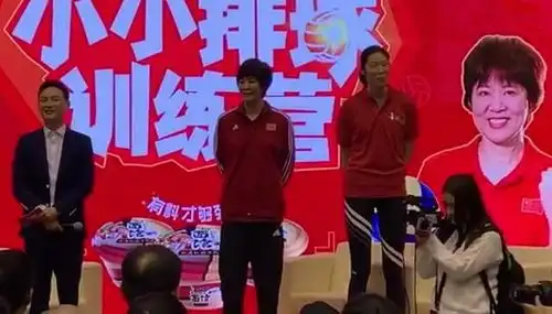  憋不住了朱婷参加活动被夸奖,抿嘴憋笑又现表情包,太可爱了