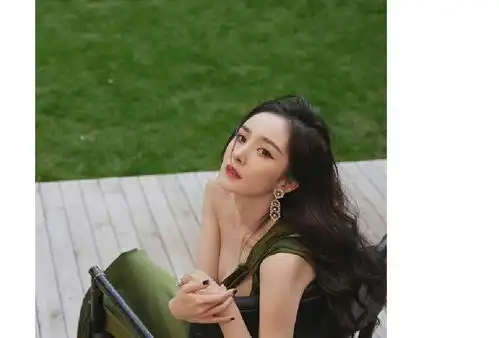  杨幂模仿孙悟空表情包,对陈伟霆高度评价,称其是男艺人中最帅的