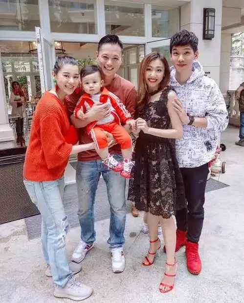  胡杏儿和胡说八道会姐妹初三聚会互相拜年,手持红包开心合影