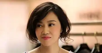  母女俩都是演员,年近五十不老女神,女儿青春美丽有实力