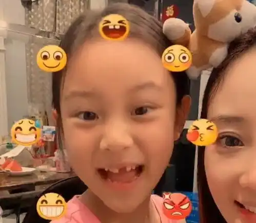  李小璐晒与女儿合照,甜馨模仿表情包惟妙惟肖,网友基因强大