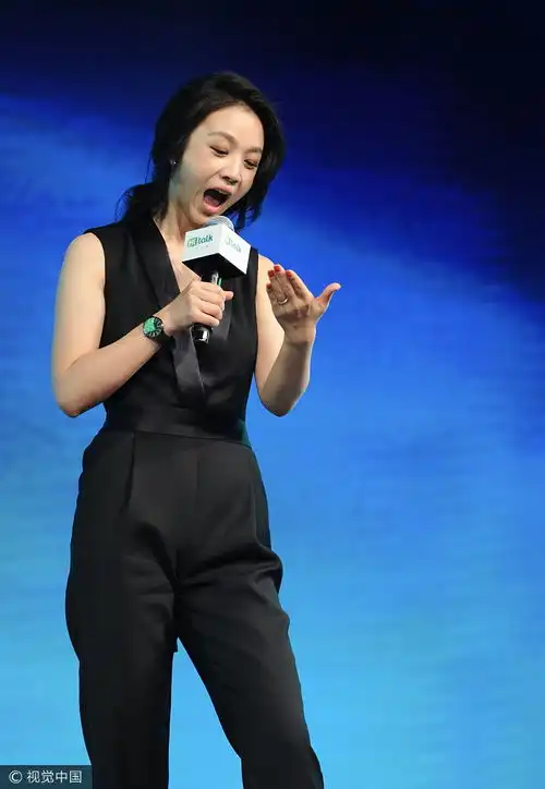  汤唯穿连身裤大露美背表情夸张秀英文