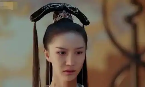  大闹火车站的演员刘露,出演过的新剧被ai换脸,面容扭曲像恐怖片