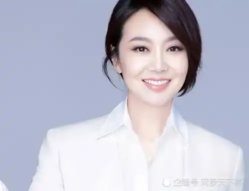  当闫妮走向颁奖台的那一刻,谁注意台下四位表情