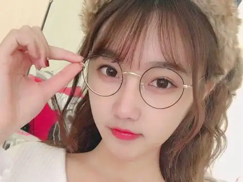  女生脸上有这3个特征,戴眼镜更好看,身边女生只能暗暗羡慕