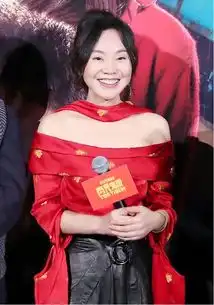  闫妮终于逆袭身穿红色上衣配不规则皮裙性感优雅,一点不像48岁